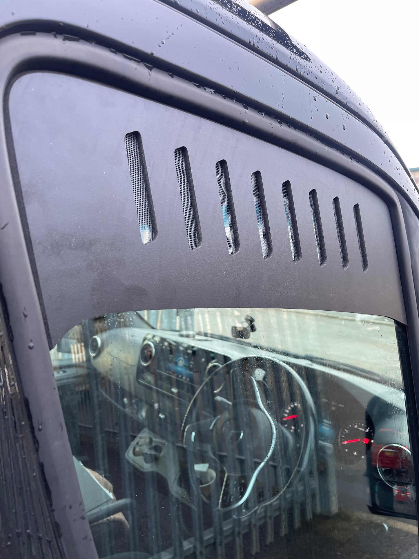 SPRINTER 2006 ON WINDOW BUG VENTS