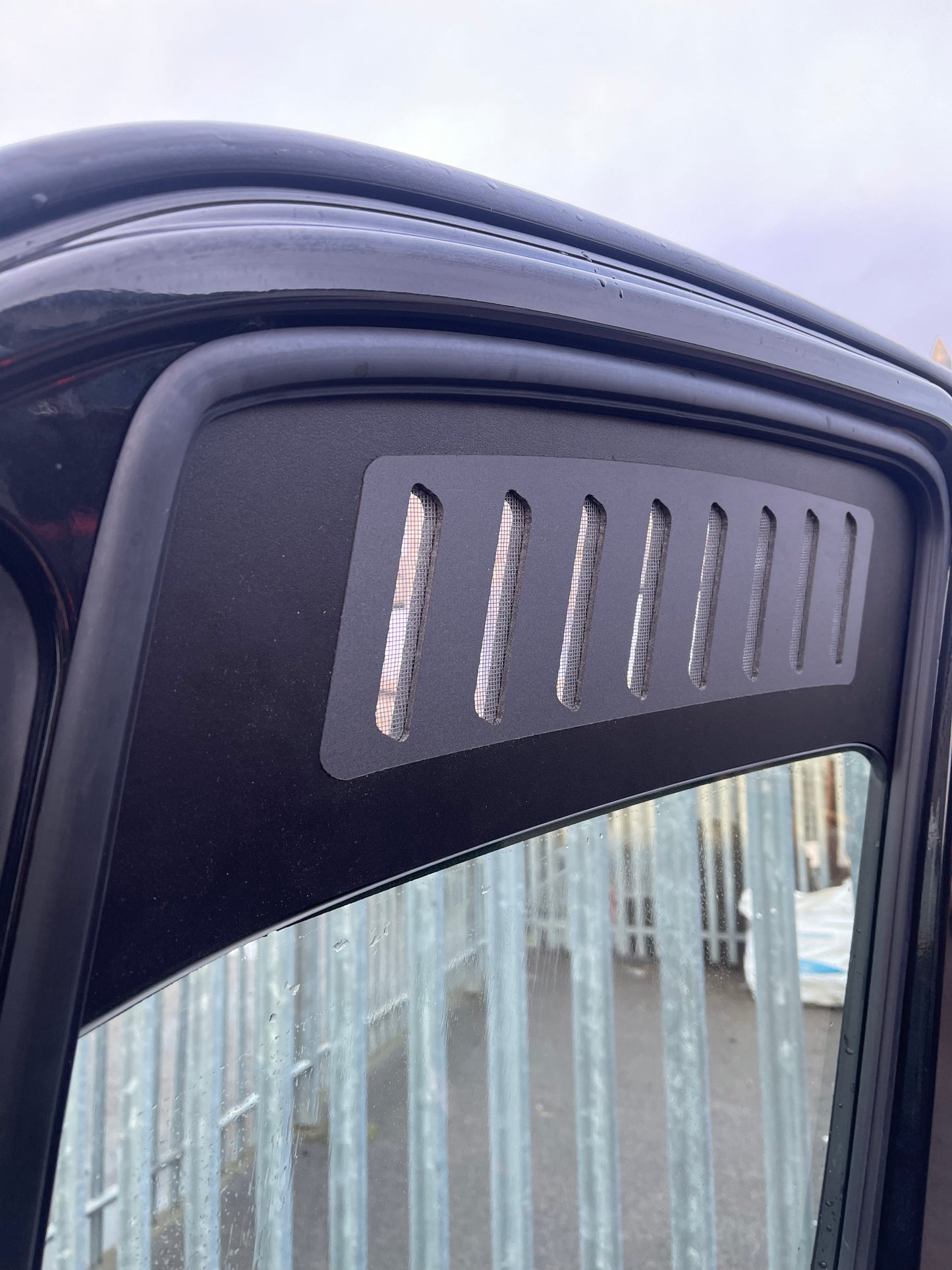 SPRINTER 2006 ON WINDOW BUG VENTS