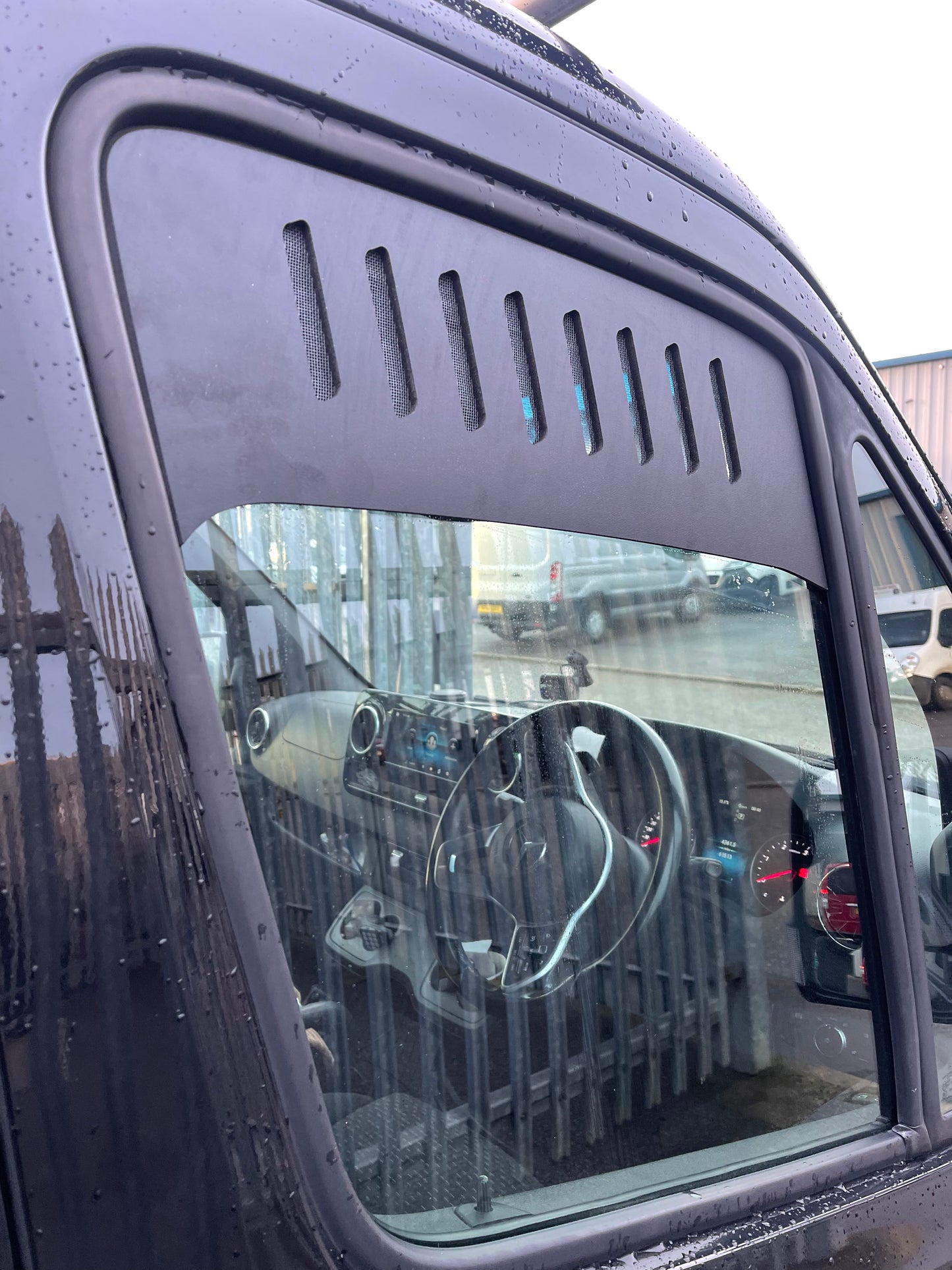 SPRINTER 2006 ON WINDOW BUG VENTS